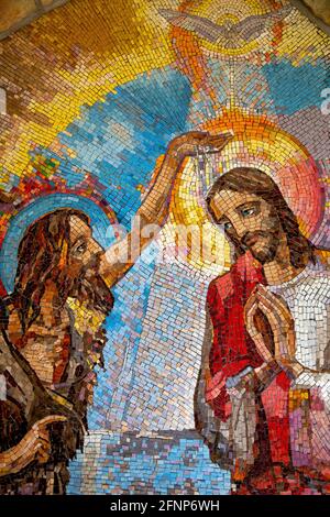 Détail d'une mosaïque dans le sanctuaire catholique de Medjugorje, Bosnie-Herzégovine : le baptême de Jésus Banque D'Images