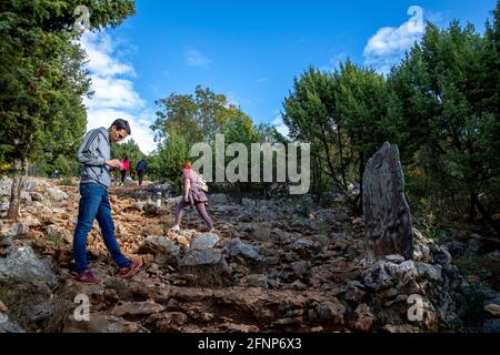 Pèlerins sur la colline des apparitions, Podbrdo, Medjugorje, Bosnie-Herzégovine Banque D'Images