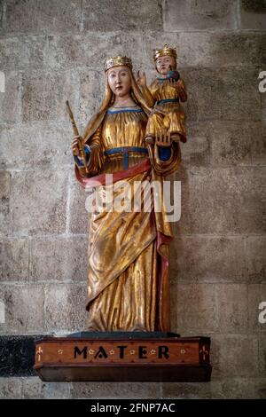 Statue de la Vierge et de l'enfant à la basilique San Pietro di Sorres, Sardaigne, Italie Banque D'Images