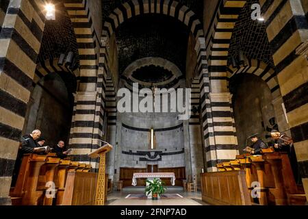 Moines chantant dans la basilique San Pietro di Sorres, Sardaigne, Italie Banque D'Images