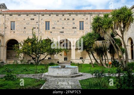 Basilique San Pietro di Sorres, Sardaigne, Italie. Cloître Banque D'Images