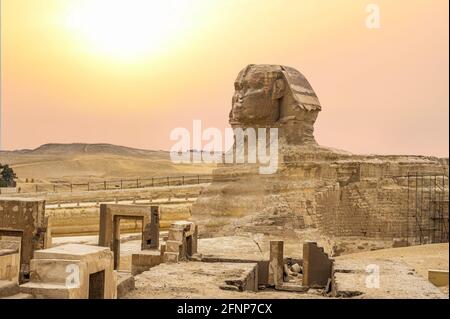 Paysage avec les pyramides égyptiennes, le Grand Sphinx et les silhouettes symboles et monuments anciens de l'Egypte pour votre concept de voyage en Afrique en soleil d'or Banque D'Images