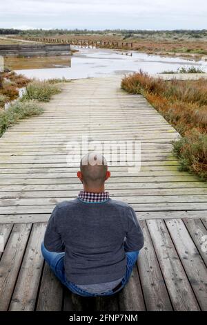 Homme méditant à Marceddi, Sardaigne, Italie Banque D'Images