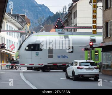 Interlaken, Suisse - 19 avril 2021 : train traversant le centre-ville Banque D'Images