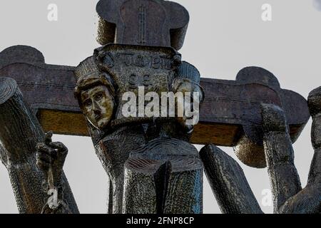 Détail de la croix géante à l'extérieur de la cathédrale orthodoxe de Résurrection, Podgorica, Monténégro Banque D'Images