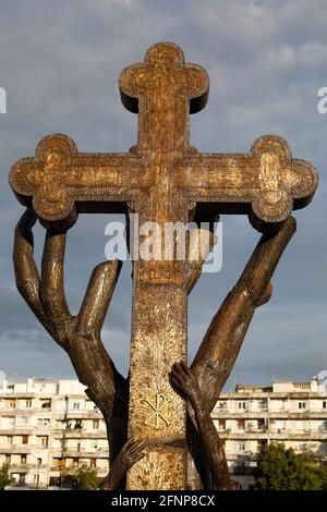 Croix géante à l'extérieur de la cathédrale orthodoxe de Résurrection, Podgorica, Monténégro Banque D'Images