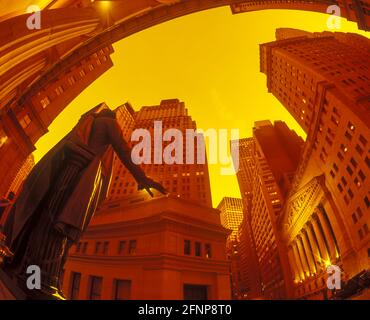 2004 STATUE HISTORIQUE DE WASHINGTON (©GEORGE QUINCY ADAMS WARD 1883) BÂTIMENT DE LA BOURSE (©GEORGE B POST 1903) WALL STREET NEW YORK CITY ETATS-UNIS Banque D'Images