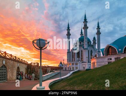 Ciel spectaculaire au-dessus de la mosquée de Kul Sharif (Kol Sharif, QOL Sharif), l'une des plus grandes mosquées de Russie au coucher du soleil. Le Kremlin de Kazan est un héri mondial de l'UNESCO Banque D'Images