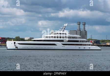 Southampton, Angleterre, Royaume-Uni. 18.05.2021. Super yacht Dilbar 15,917 tonnes, propriété du milliardare russe Alisher Usmanov au départ du port de Southampton Banque D'Images