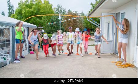 Odesa rgn. L'Ukraine, le 29 juillet 2018 : un groupe de jeunes filles sautant par une grosse corde, tordu de deux jeunes filles Banque D'Images