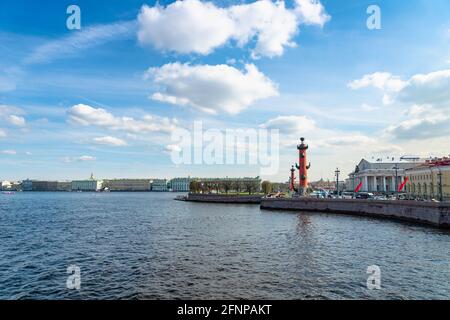 Saint-Pétersbourg, Russie - Mai 2019 : colonne rostrale par la Neva dans le centre-ville de Saint-Pétersbourg. Banque D'Images