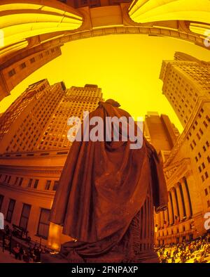 2004 STATUE HISTORIQUE DE WASHINGTON (©GEORGE QUINCY ADAMS WARD 1883) BÂTIMENT DE LA BOURSE (©GEORGE B POST 1903) WALL STREET NEW YORK CITY ETATS-UNIS Banque D'Images