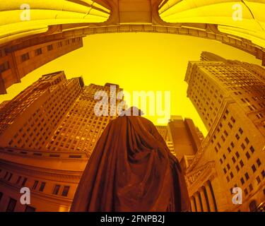 2004 STATUE HISTORIQUE DE WASHINGTON (©GEORGE QUINCY ADAMS WARD 1883) BÂTIMENT DE LA BOURSE (©GEORGE B POST 1903) WALL STREET NEW YORK CITY ETATS-UNIS Banque D'Images