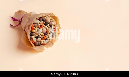 Un bouquet de noix, fruits secs : pruneaux, prunes, abricots. Arrière-plan beige. Minimalisme Banque D'Images