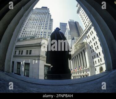 2004 STATUE HISTORIQUE DE WASHINGTON (©GEORGE QUINCY ADAMS WARD 1883) BÂTIMENT DE LA BOURSE (©GEORGE B POST 1903) WALL STREET NEW YORK CITY ETATS-UNIS Banque D'Images