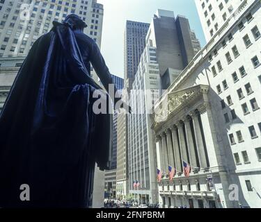 2004 STATUE HISTORIQUE DE WASHINGTON (©GEORGE QUINCY ADAMS WARD 1883) BÂTIMENT DE LA BOURSE (©GEORGE B POST 1903) WALL STREET NEW YORK CITY ETATS-UNIS Banque D'Images