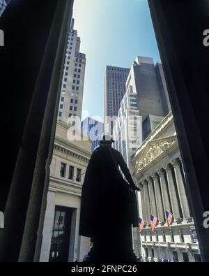 2004 STATUE HISTORIQUE DE WASHINGTON (©GEORGE QUINCY ADAMS WARD 1883) BÂTIMENT DE LA BOURSE (©GEORGE B POST 1903) WALL STREET NEW YORK CITY ETATS-UNIS Banque D'Images