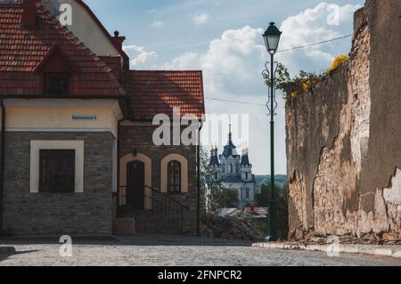 Ukraine Kamyanets Podilsk avril 5 2018 : vue sur la cathédrale Saint-Georges depuis la rue Franciskanska Banque D'Images