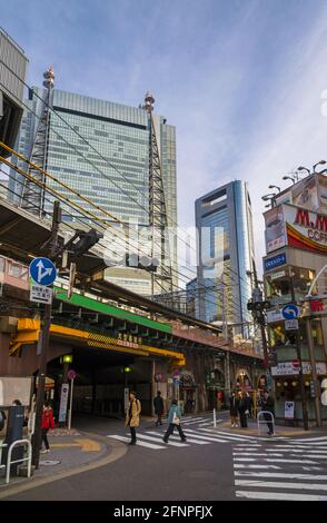 Contrastes à Tokyo. La vie ordinaire dans le district de Shimbashi sous les gratte-ciels modernes Banque D'Images