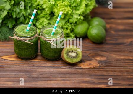 Smoothie aux fruits verts fraîchement mixés. Concept de régime de Detox. Banque D'Images