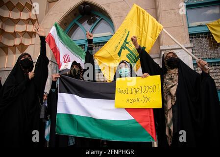 Téhéran, Iran. 18 mai 2021. Les femmes iraniennes crient des slogans anti-israéliens et détiennent le Hezbollah et le drapeau iranien et palestinien lors d'une réunion de protestation pour condamner l'attaque par missile israélien sur Gaza et le meurtre d'enfants, sur la place palestinienne, dans le centre de Téhéran. (Photo de Sobhan Farajvan/Pacific Press) crédit: Pacific Press Media production Corp./Alay Live News Banque D'Images