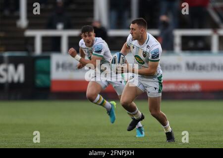 NEWCASTLE UPON TYNE, ROYAUME-UNI. 17 MAI Tom James des Northampton Saints en action pendant le match de première division de Gallagher entre Newcastle Falcons et Northampton Saints à Kingston Park, Newcastle, le lundi 17 mai 2021. (Credit: Mark Fletcher | MI News) Credit: MI News & Sport /Alay Live News Banque D'Images