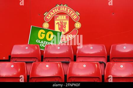 Un aperçu général d'une affiche DE protestation GO Glazers Out dans les stands après le match de la Premier League à Old Trafford, Manchester. Date de la photo: Mardi 18 mai 2021. Banque D'Images