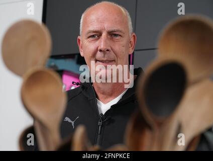 Hambourg, Allemagne. 14 mai 2021. L'ancien joueur de football national Mario Basler se tient dans une cuisine sur le bord d'un tournage publicitaire pour un curry saucisse épice (Schmagges). Credit: Marcus Brandt/dpa/Alay Live News Banque D'Images