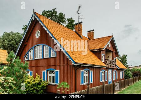 Nida,Lituanie- août 10,2019. Belle architecture traditionnelle en bois colorée. Station balnéaire sur Curonian Spit. Maison de pêcheur typique Banque D'Images