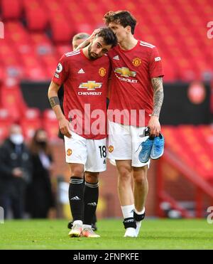 Bruno Fernandes de Manchester United (à gauche) et Victor Lindelox après le match de la Premier League à Old Trafford, Manchester. Date de la photo: Mardi 18 mai 2021. Banque D'Images