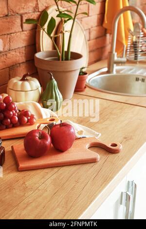 Planche avec pommes mûres sur la table de cuisine Banque D'Images