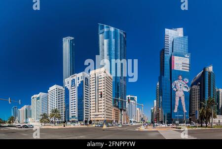 ABU DHABI, eau - 7 MARS 2017 : bâtiments le long de la rue Sheikh Rashid bin Saeed Al Maktoum à Abu Dhabi, eau Banque D'Images