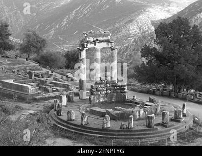 Vue incroyable de l'ancien sanctuaire grec d'Athena Pronaia sur le flanc de montagne de Delphes, Grèce Banque D'Images