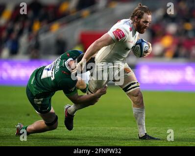 Jannes Kirsten (à droite), d'Exeter Chiefs, est attaqué par Ben Donnell, de Londres, lors du match Gallagher Premiership au Brentford Community Stadium, à Londres. Date de publication : le mardi 18 mai 2021. Banque D'Images