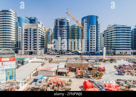 DUBAÏ, Émirats arabes Unis, 10 MARS 2017 : bâtiments de grande hauteur et site de construction à Dubaï, Émirats arabes Unis. Banque D'Images