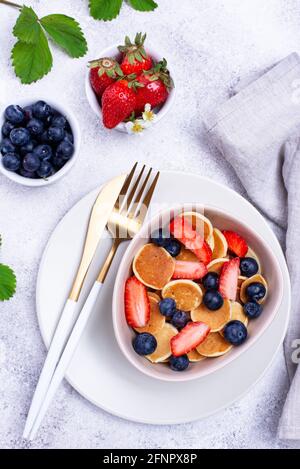 Céréales à crêpes sucrées avec baies Banque D'Images