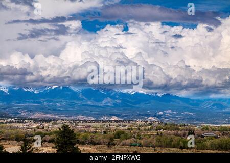 Vue de printemps des nuages de tempête au-dessus de Collegiate Peaks; montagnes Rocheuses; centre du Colorado; États-Unis Banque D'Images