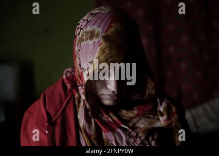 Territoires libérés, Sahara occidental. Une femme dans sa jaima (tente). Banque D'Images