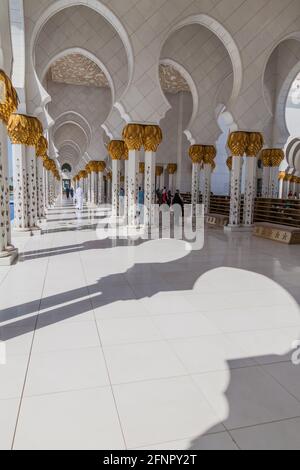 ABU DHABI, Émirats Arabes Unis - 9 MARS 2017 : les gens visitent la Grande Mosquée Sheikh Zayed à Abu Dhabi Banque D'Images