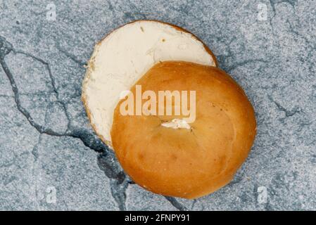 Bagel de petit-déjeuner grillé, épais, au fromage à la crème et coupé en deux moitiés. Banque D'Images