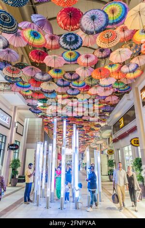 DUBAÏ, Émirats Arabes Unis - 10 MARS 2017 : intérieur du centre commercial de Dubaï, l'un des plus grands centres commerciaux du monde. Banque D'Images