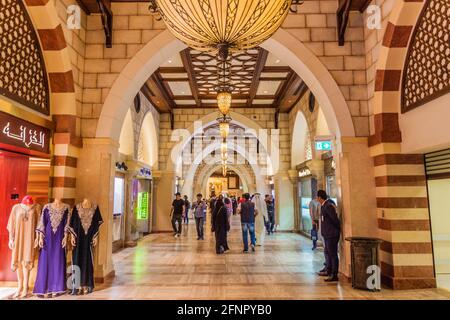DUBAÏ, Émirats Arabes Unis - 10 MARS 2017 : intérieur du centre commercial de Dubaï, l'un des plus grands centres commerciaux du monde. Banque D'Images