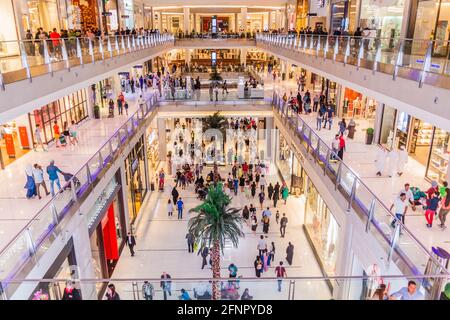 DUBAÏ, Émirats Arabes Unis - 10 MARS 2017 : intérieur du centre commercial de Dubaï, l'un des plus grands centres commerciaux du monde. Banque D'Images