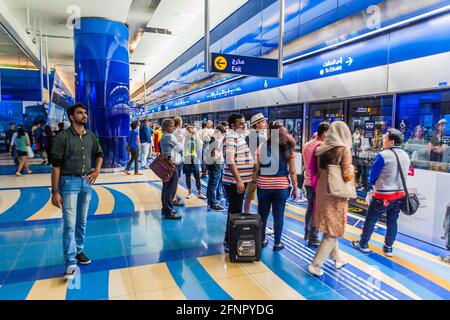 DUBAÏ, Émirats Arabes Unis - 10 MARS 2017 : intérieur de la station de métro BurJuman à Dubaï, Émirats Arabes Unis. Banque D'Images