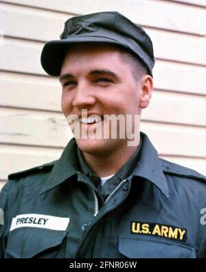 ELVIS PRESLEY (1935-1977) chanteur et acteur américain pendant son service militaire en allemagne 1958-60 Banque D'Images