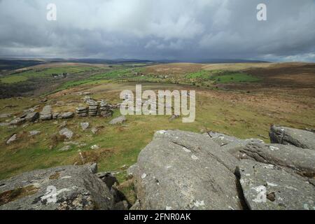 Yar tor, vue vers Babeny, Dartmoor, Devon, Angleterre, ROYAUME-UNI Banque D'Images