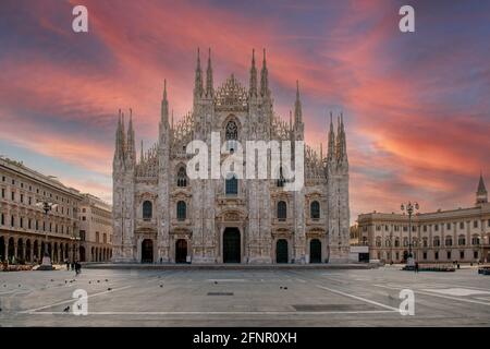 cathédrale de milan avec des crapeurs le matin Banque D'Images