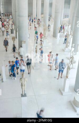 Athènes, Grèce - 17 juin 2017 : intérieur du nouveau musée moderne de l'Acropole et personnes appréciant les expositions, célèbre attraction touristique à Athènes, Banque D'Images