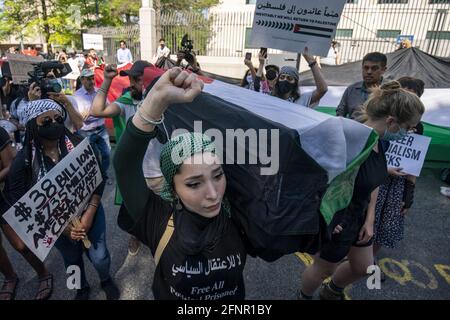 Washington, États-Unis. 18 mai 2021. Les manifestants se rassemblent et exigent que Jérusalem cesse d'expulser le peuple palestinien d'Israël à l'ambassade d'Israël à Washington, DC, le mardi 18 mai 2021. Les manifestants ont condamné ce qu'ils appelaient le nettoyage ethnique contre les Arabes, le déplacement de Palestiniens dans le cheik Jarrah et dans d'autres quartiers de Jérusalem-est, les violations des droits des Palestiniens par Israël et les attaques de la police israélienne contre ses propres civils. Photo par Tasos Katopodis/UPI crédit: UPI/Alay Live News Banque D'Images