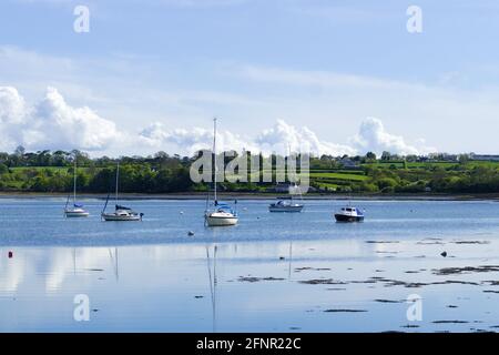 Red Wharf Bay, Anglesey, pays de Galles. Paysage avec vue sur la mer. Petits bateaux à l'ancre. Bleu ciel et espace de copie. Banque D'Images